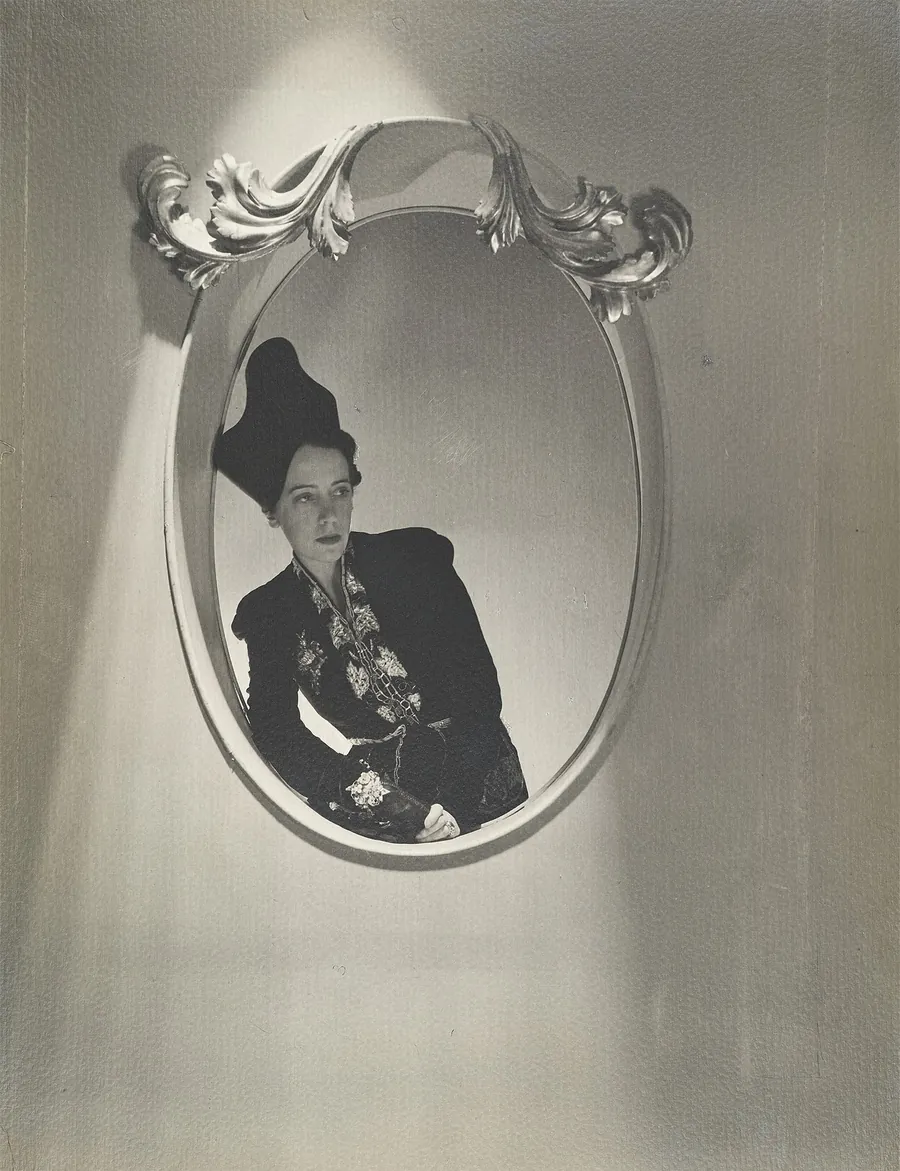Copia de época de Horst P. Horst de 1936: Elsa Schiaparelli en un marco ovalado, vendida en la subasta de fotografía de Leica en Viena
