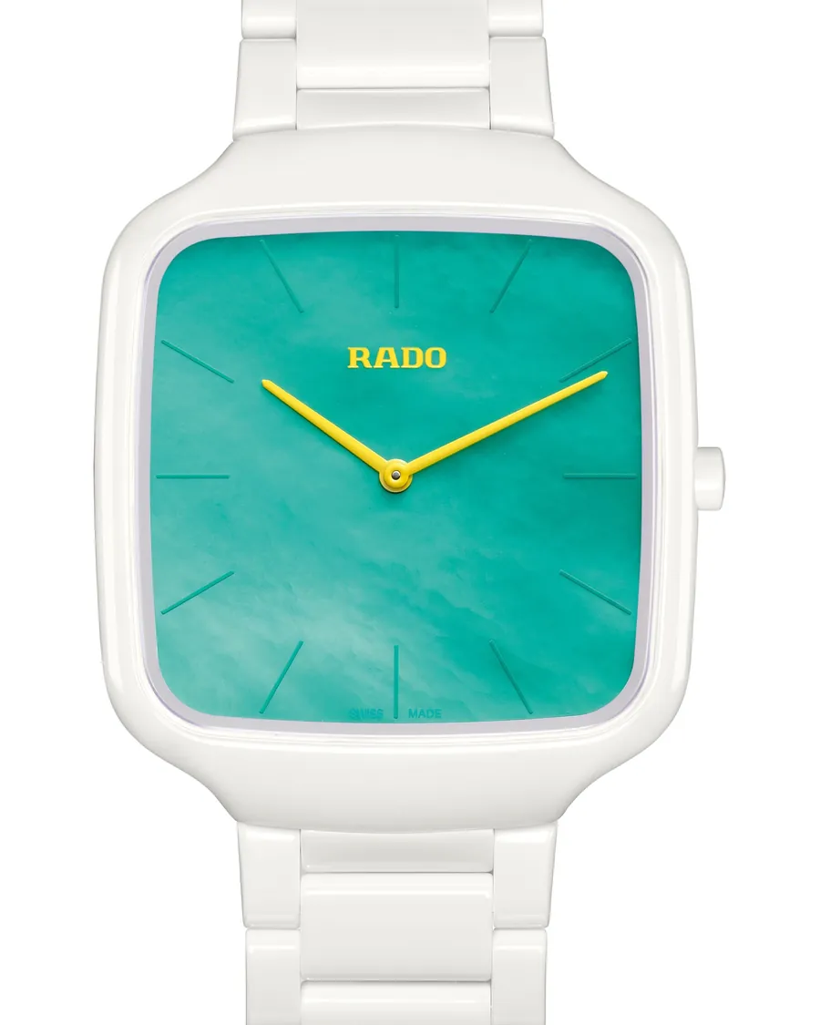 Rado True Square Thinline x Tan Jianci Limited Edition de frente, cerámica high-tech blanca con esfera de nácar turquesa y agujas amarillas