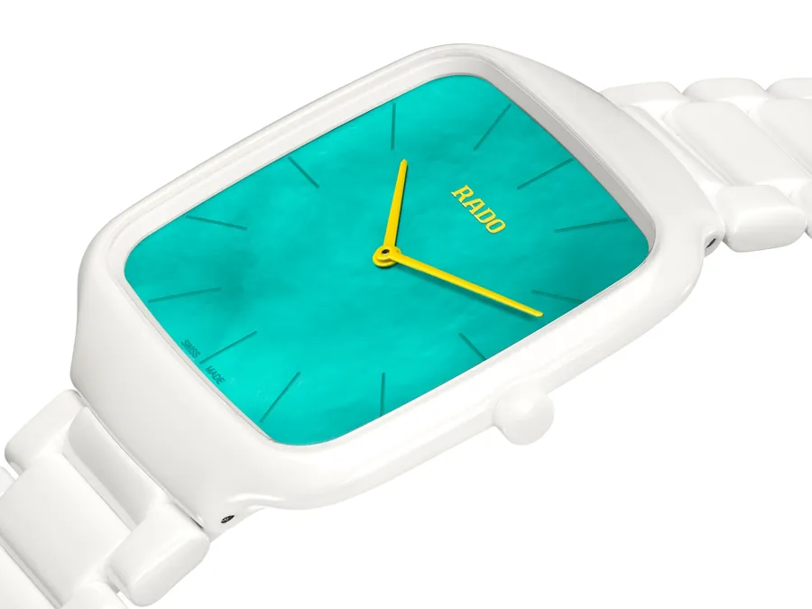 Rado True Square Thinline x Tan Jianci en ángulo, con la caja fina de 5 mm en cerámica blanca